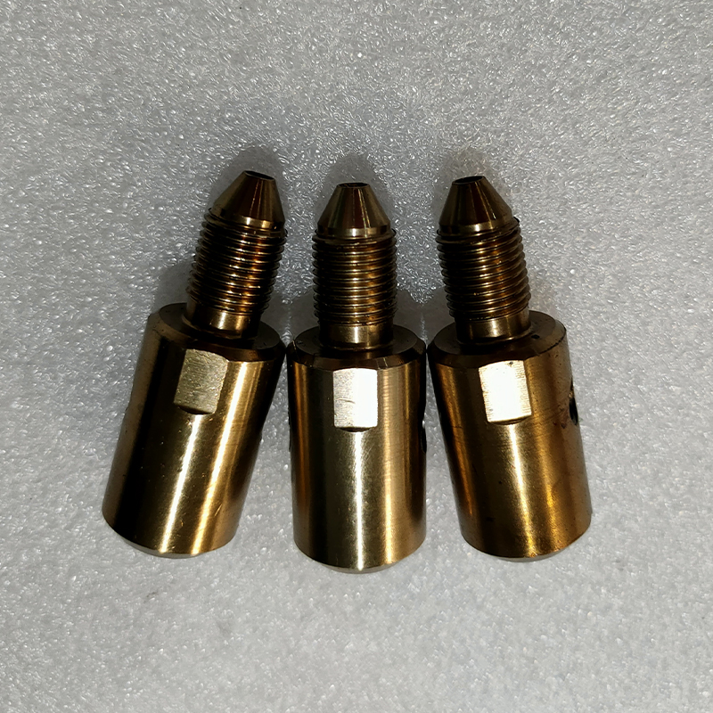 Meaisín níocháin charr ardbhrú ag glanadh comhpháirt rothlach